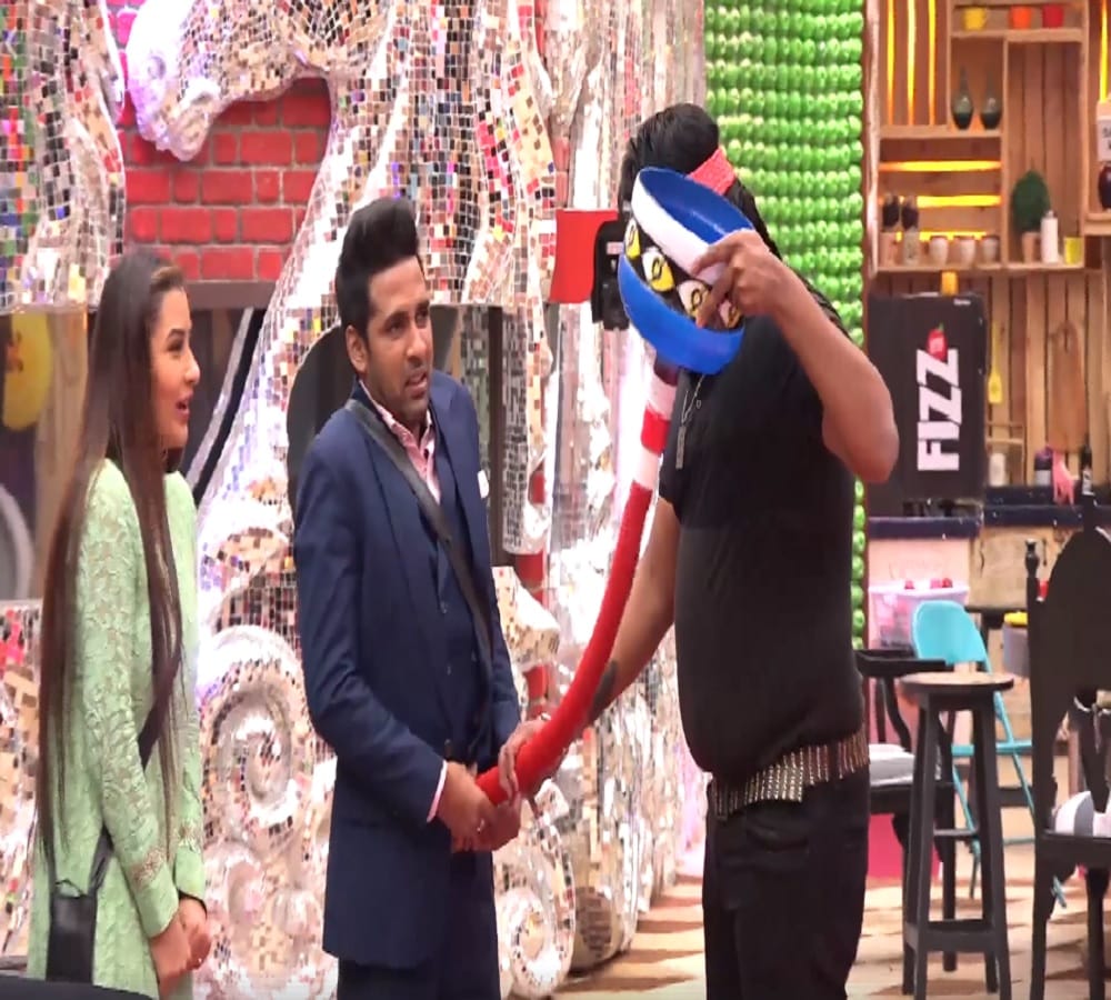 puneesh, vikas and akash performing cold treatment task in bigg boss house