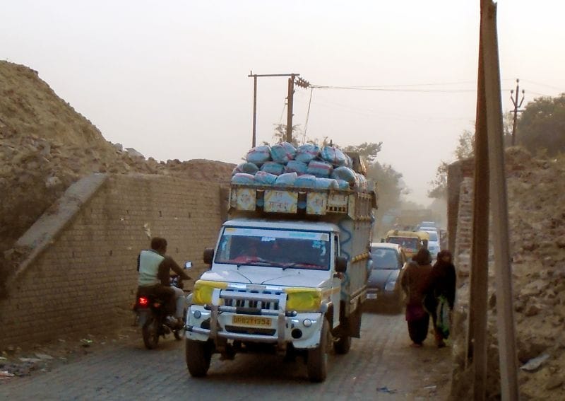 रेलवे ने अंडर पास तोड़ने का काम रोका, लगा जाम