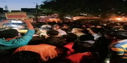  सड़क पर उतरे परिजन, किया रास्ता जाम