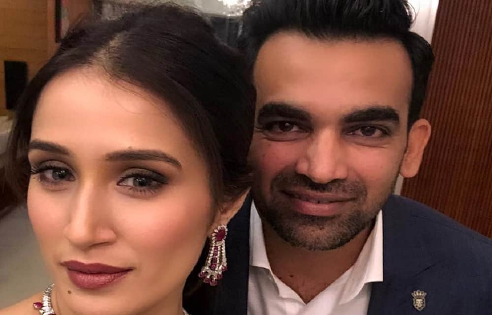 zaheer khan set to make debut in bollywood with suniel shetty