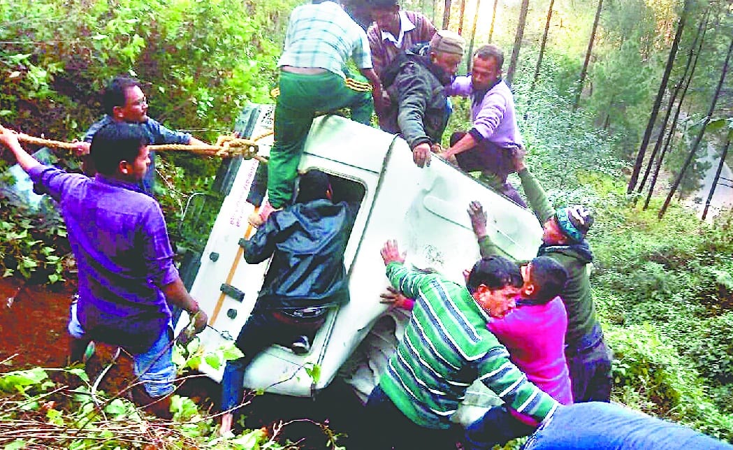 Max ditch falls, 13 wounded, three referees