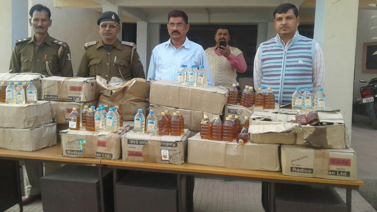 पीरूमदारा पुलिस ने पकड़ी हरियाणा ब्रांड की 115 पेंटियां अंग्रेजी शराब की