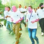 रुद्रपुर के नैनीताल रोड पर रन फॉर हैल्थ में दौड़ते लोग।
