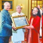   President Kovind give Lifetime Peace and Service Award to Swami Chinanand
