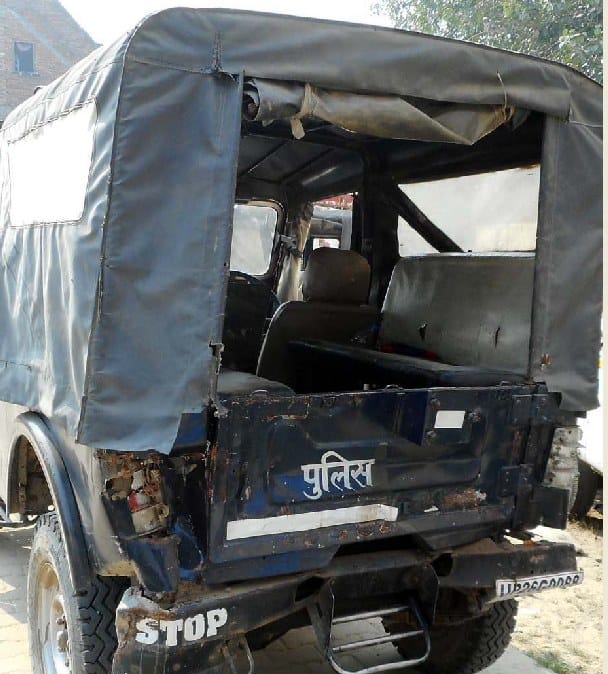 ट्रक की टक्कर से पुलिस जीप में सवार दो सिपाही घायल