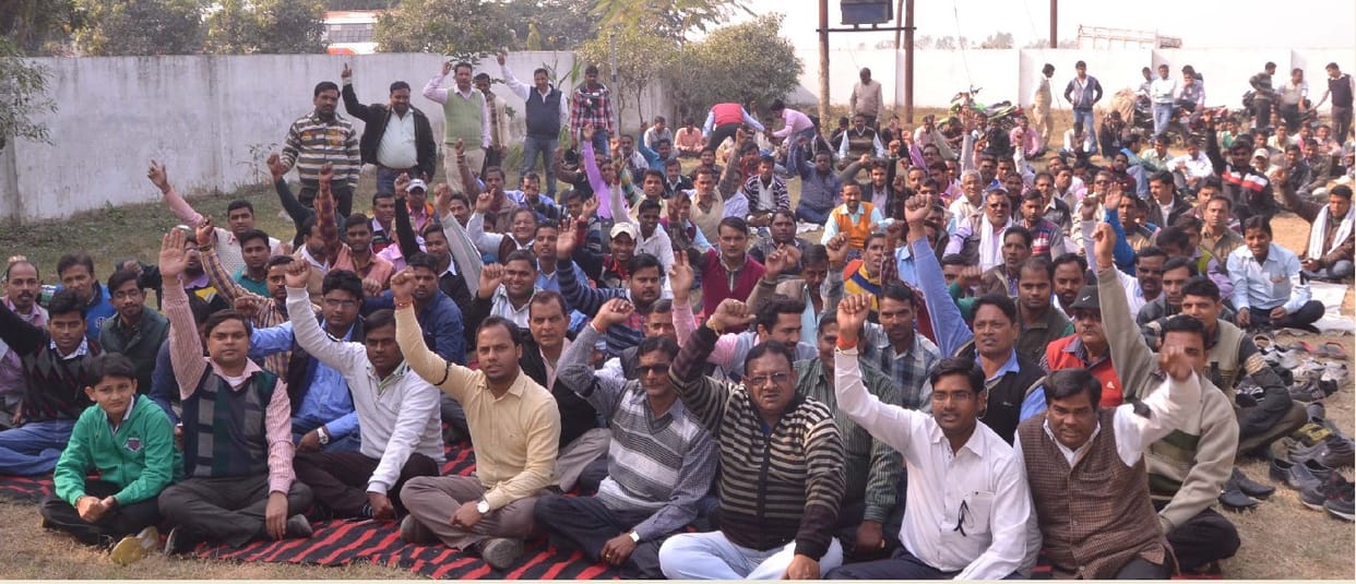 आक्रोशित खंड प्रेरकों ने विकास भवन घेरा