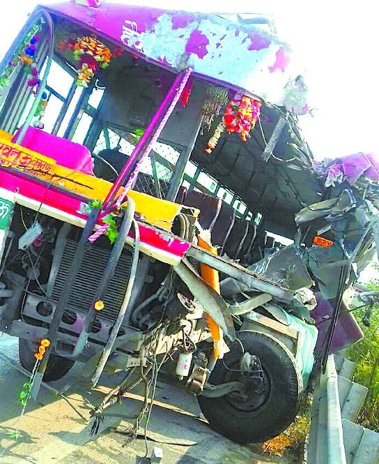 Bus collides with truck, one dead, injures 10 people