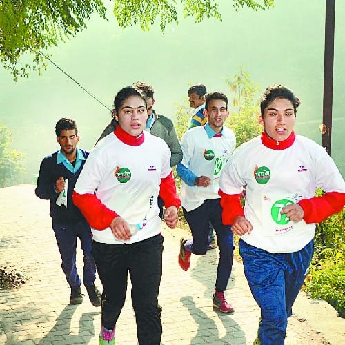 आत्महत्याएं रोकने के लिए लुहणू खेल परिसर से दौड़े युवा 