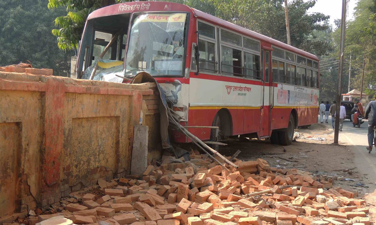 UP roadways bus hit college boundrywall at bhadohi