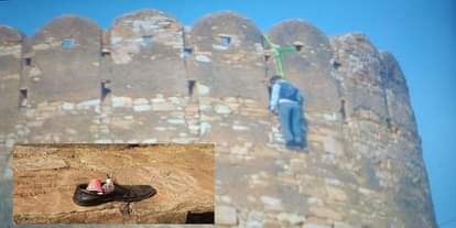 वहीं बुर्ज पर एक जूता सलीके से रखा हुआ था