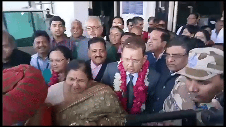 Justice Dalbeer Bhandari reached Jodhpur, meet with his family