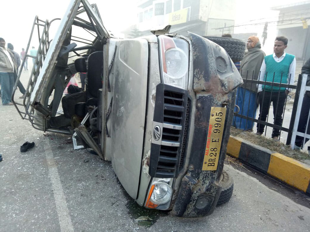 uncontrolled trailer collided with Mari, three serious