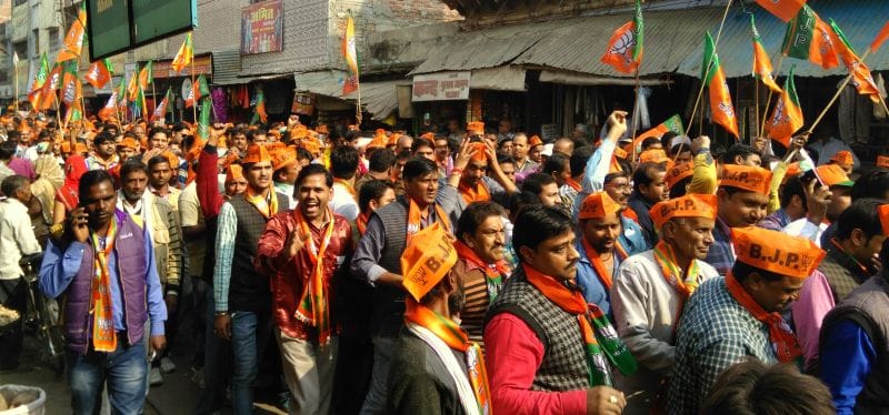 प्रत्याशियों ने निकाला रोड शो, दिखाई ताकत