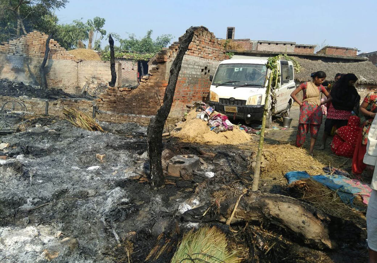 आग में नकदी, अनाज सहित अन्य सामान जले