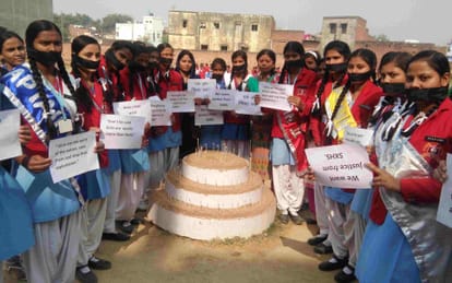 girl student protest for archna murder in ghazipur