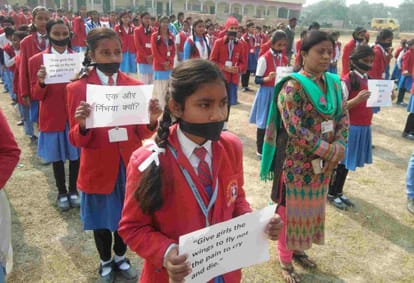 girl student protest for archna murder in ghazipur