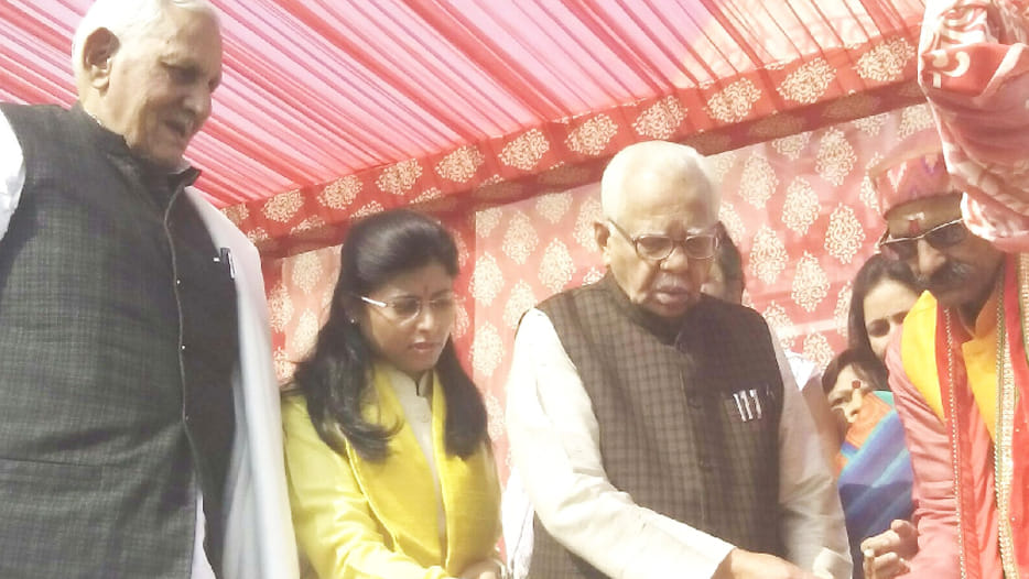 दीपप्रज्जवलित कर दिव्यांग गौशाला का शुभारंभ करते राज्यपाल व अन्य