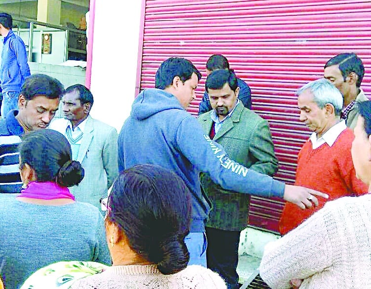 Disturbed by sewer dirt, people blocked the link road