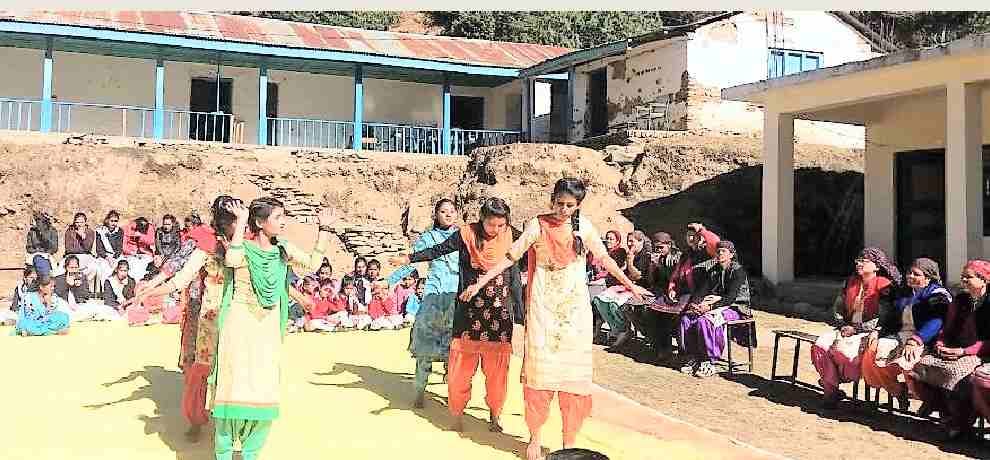 जौणी स्कूल के वार्षिक समारोह में नवाजे मेधावी बच्चे