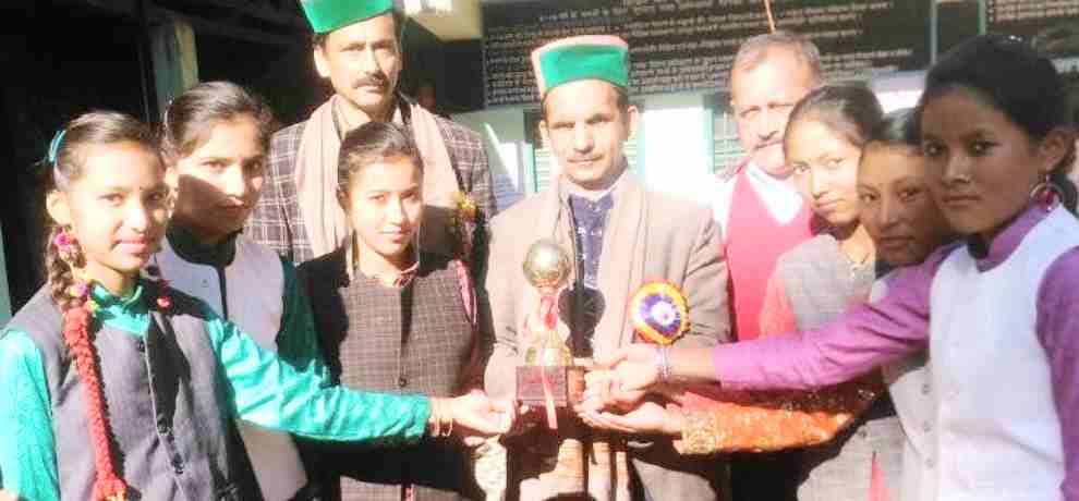 साक्षी बनी स्टूडेंट ऑफ द ईयर