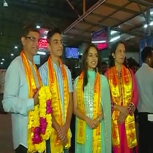 Miss world 2017 manushi chhillar reaches siddhivinayak temple and pay worship to bappa