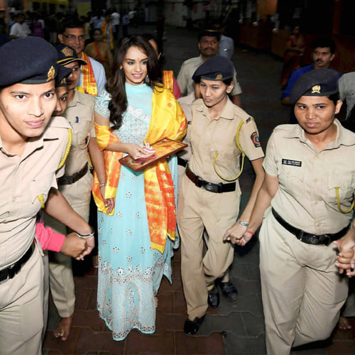 Miss world 2017 manushi chhillar reaches siddhivinayak temple and pay worship to bappa