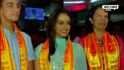 miss World Manushi Chhillar visits Siddhivinayak temple