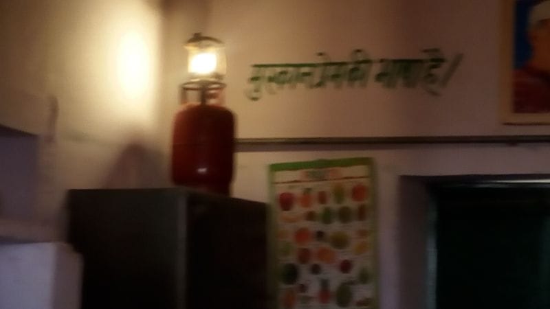 कहीं पेट्रोमैक्स तो कहीं अंधेरे में डाले गए वोट