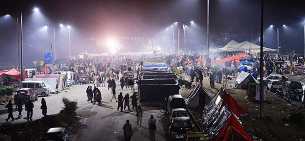 after religious protest in Pakistan their government seeks political settlement to solve the issue