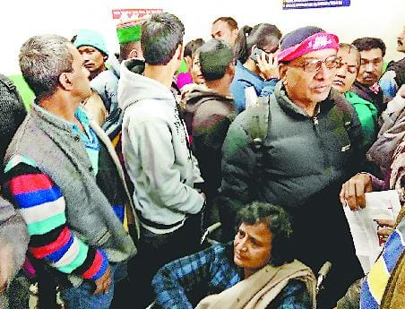 घायल महिला को उपचार न मिलने पर अस्पताल में हंगामा