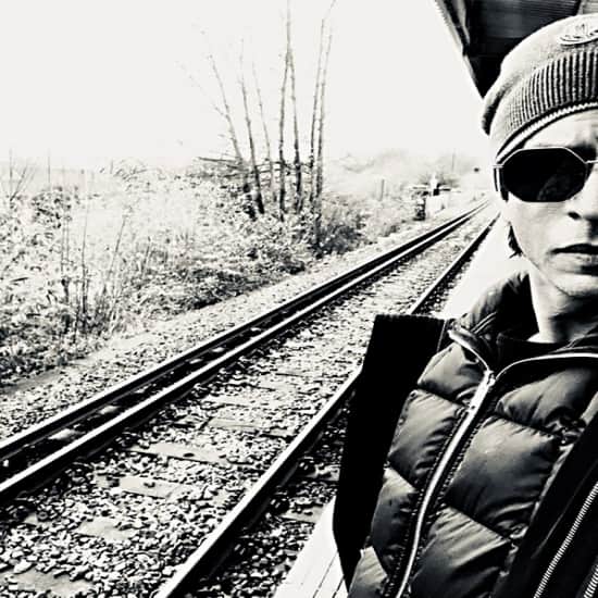 shahrukh khan returns from london, abram does not look happy