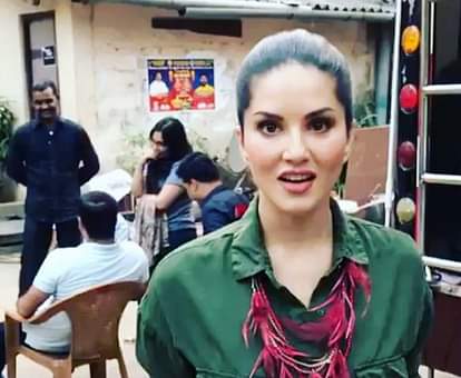 Video goes viral as Sunny leone takes revenge  of snake prank at tera intazar film set 