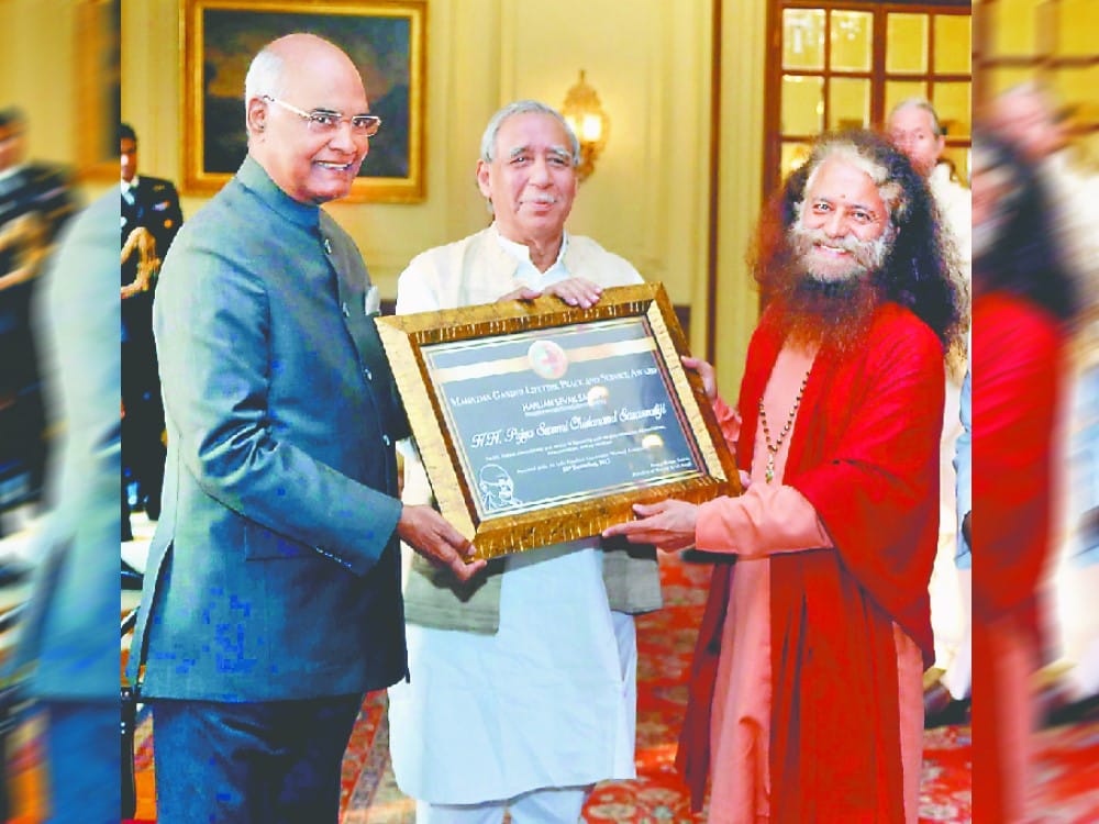   President Kovind give Lifetime Peace and Service Award to Swami Chinanand