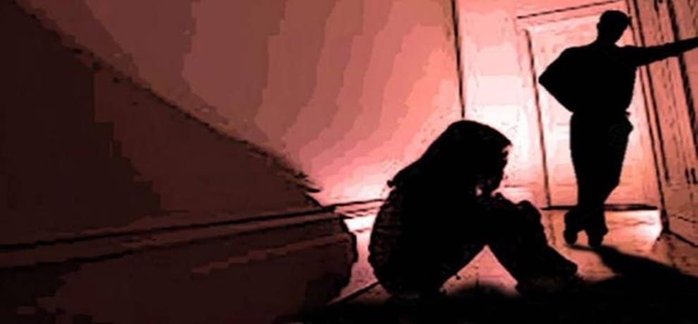 अतिरिक्त दहेज की खातिर महिला का उत्पीडन, देवर ने की छेड़छाड़