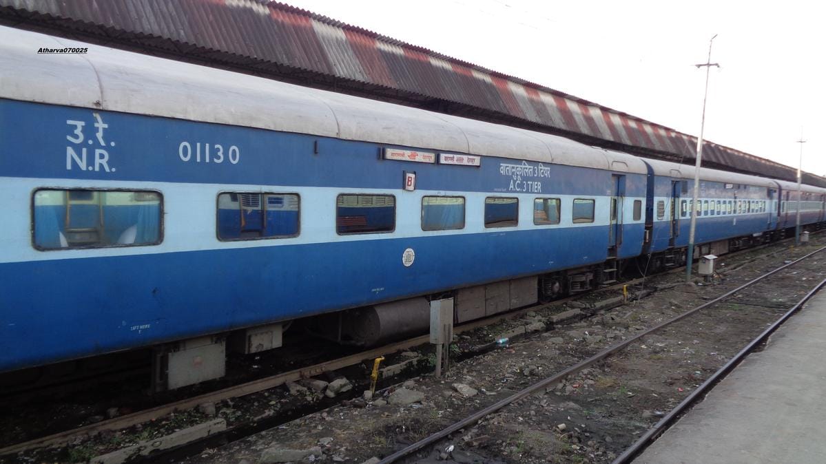 ओएचई में फंसा पैसेंजर ट्रेन का पेंटो टूटा, यात्री परेशान