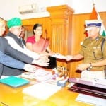 कमिश्नर को ज्ञापन सौंपते समाज के लोग