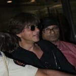shahrukh khan returns from london, abram does not look happy
