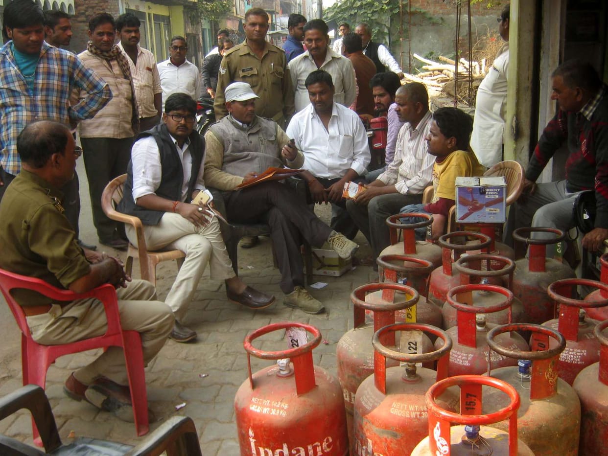 सिलेंडर सप्लायर के घर पूर्ति विभाग का छापा, 16 सिलेंडर बरामद