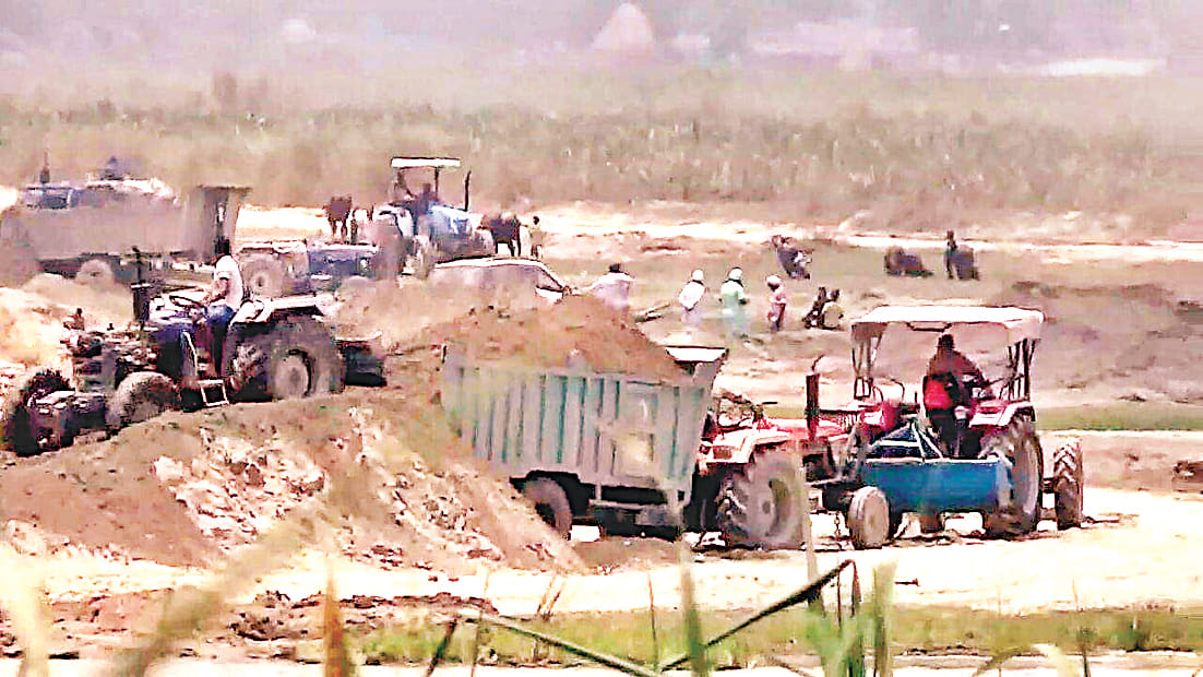 mantri ke ristedaar hone ki dhamki dene wale per report