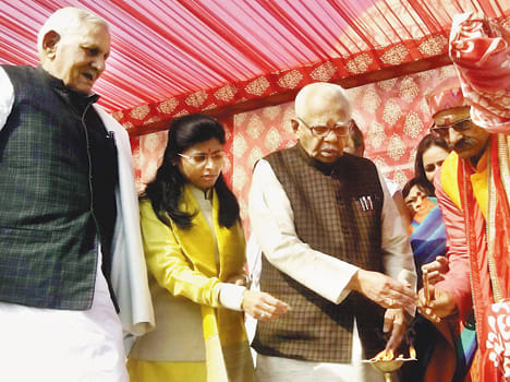  दीपप्रज्जवलित कर दिव्यांग गौशाला का शुभारंभ करते राज्यपाल व अन्य