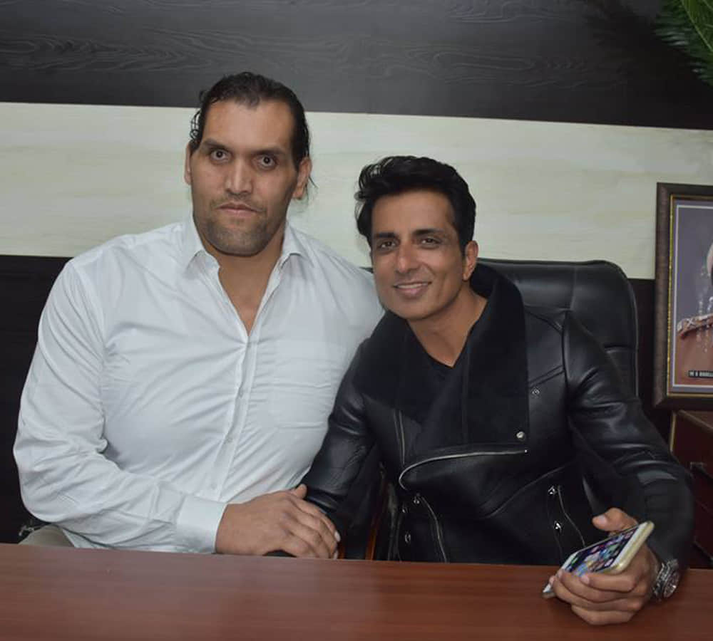sonu sood fight with pakistani wrestler in the great khali ring
