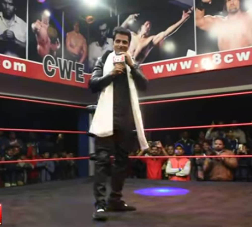 sonu sood fight with pakistani wrestler in the great khali ring