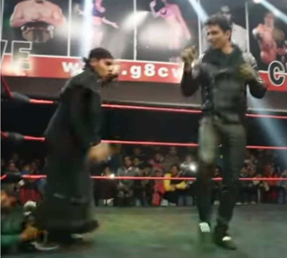 sonu sood fight with pakistani wrestler in the great khali ring