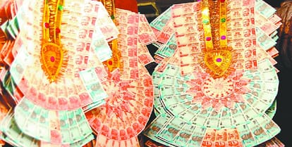 The groom garland 200 and 50 new notes  