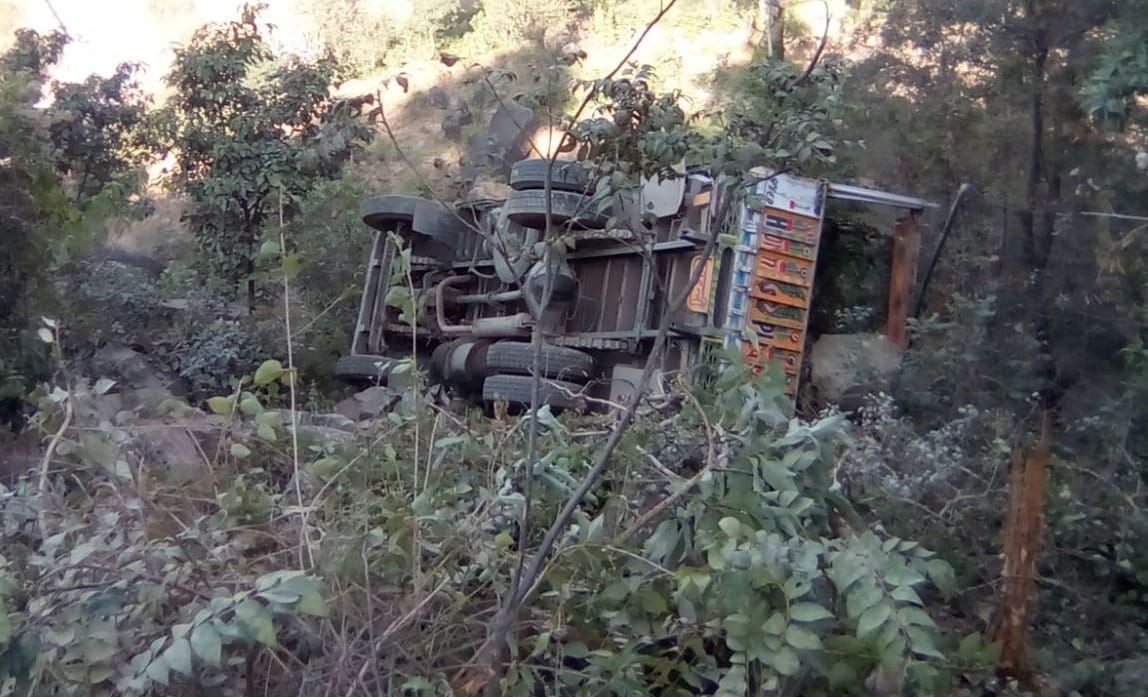 जामली के पास क्लींकर से भरा ट्रक पलटा