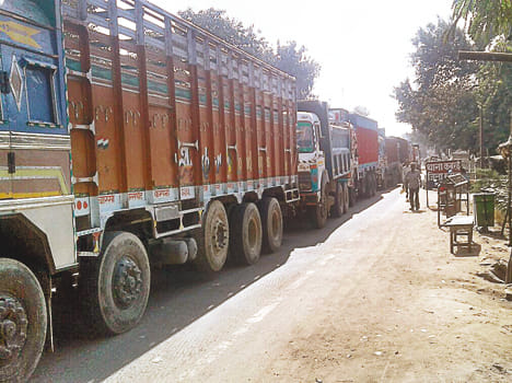 Driving vehicles in the highway due to jammed