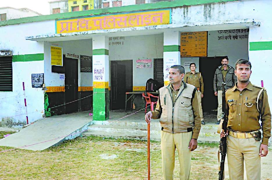 Paramilitary force and police guard on polling stations