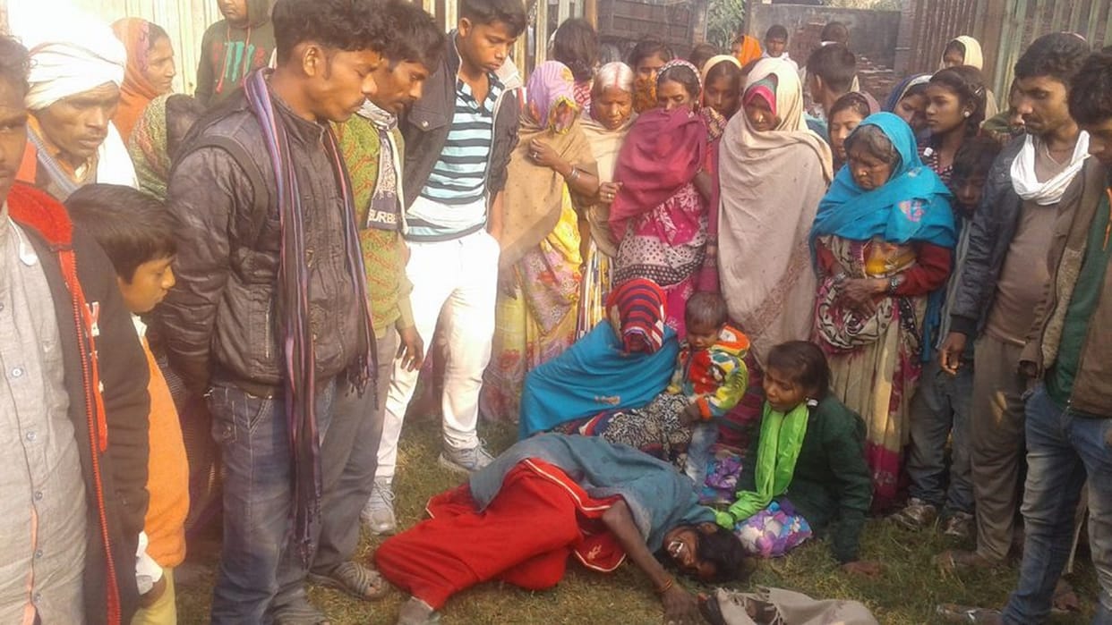 ट्रांसफार्मर पर चढ़ा मजदूर, करंट से मौत