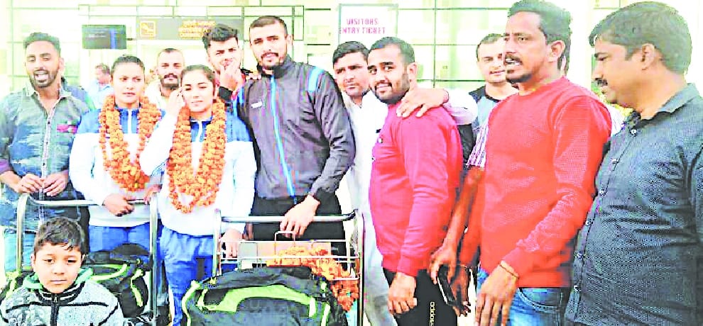 warm welcome of kabaddi star ajay thakur after winning gold medal