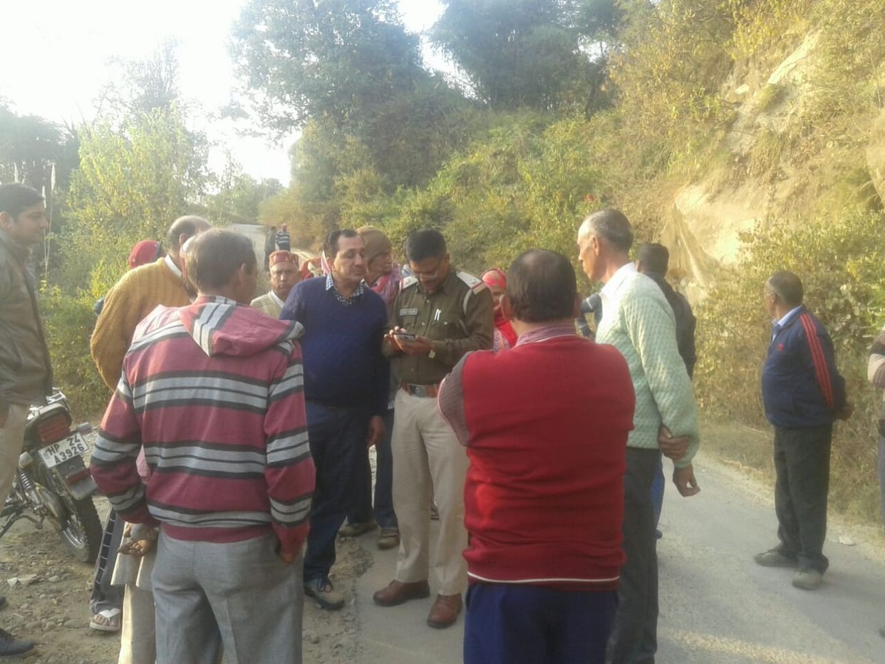 नियमों को ताक पर रखकर की जा रही डंपिंग, ग्रामीणों का फूटा गुस्सा